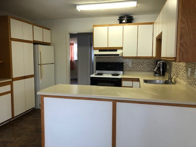 3-Barton-Ct-Kitchen1